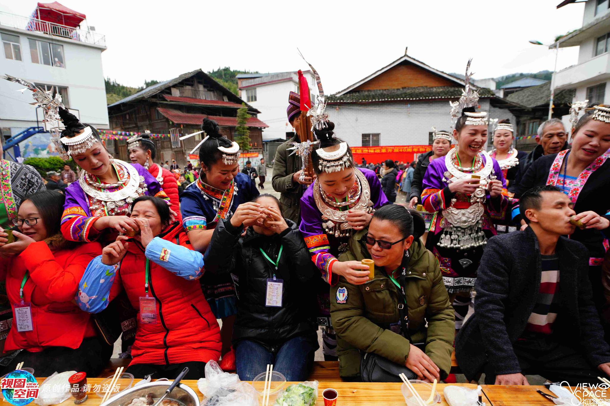 更有意思的是,侗族女子,嫂子们还要抬着酒,一个个向来客敬酒.