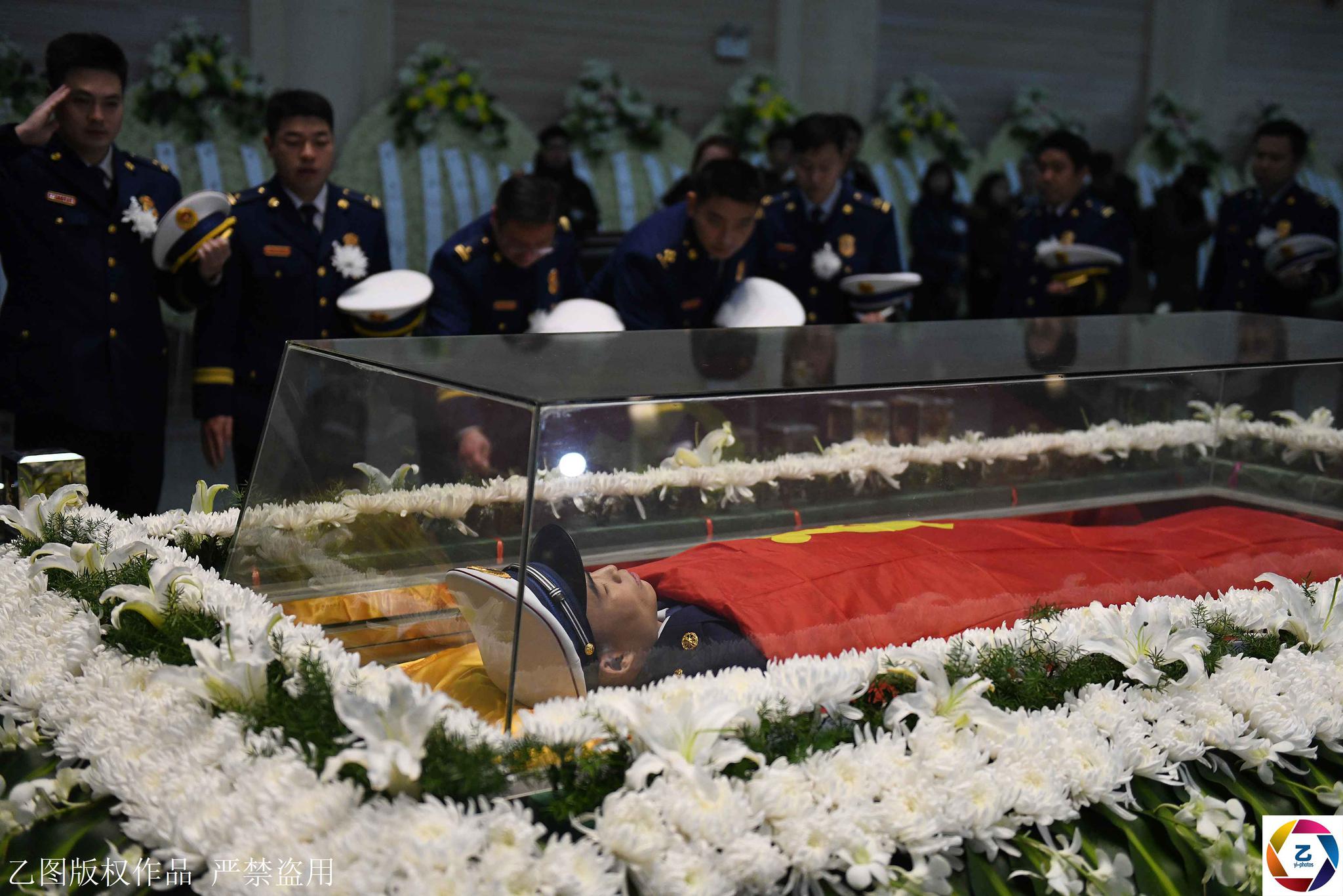 千人送别救火牺牲的消防战士,战友现场落泪,父母伤心欲绝