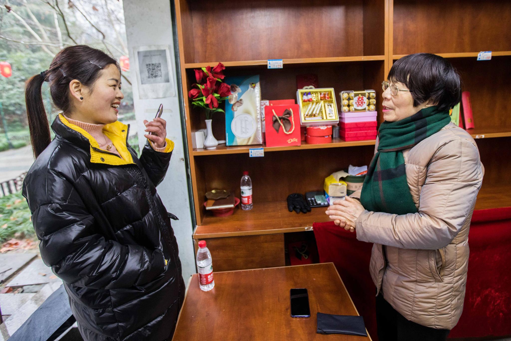 女儿做主播年入百万没时间恋爱,大妈情人节举牌征婚只要全职奶爸