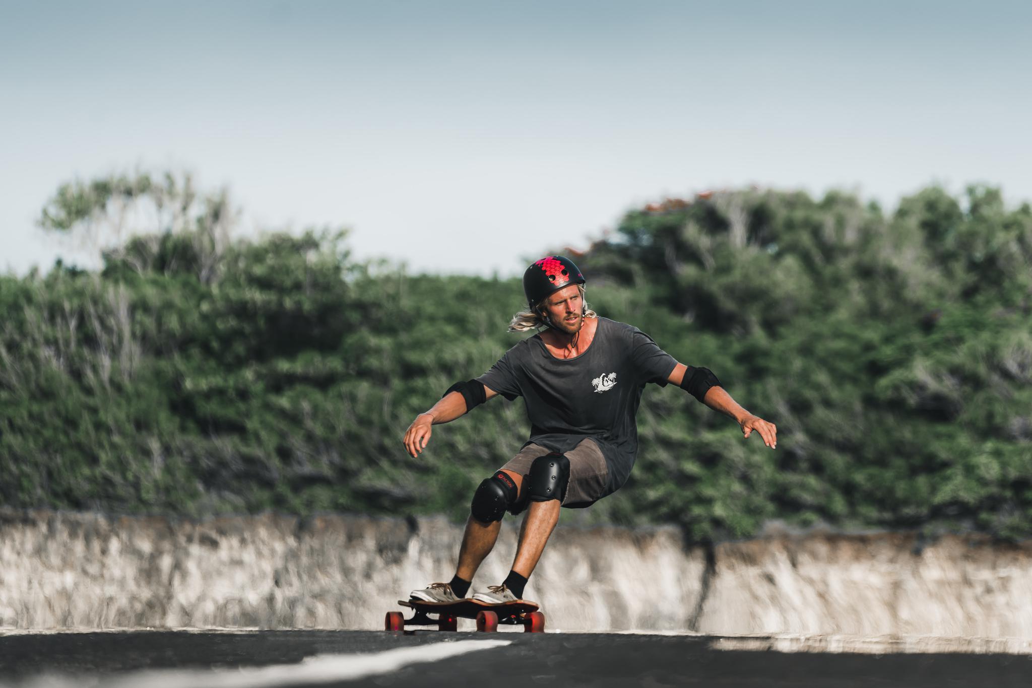 基础的滑板前进动作,像滑行,转弯,停止等,依靠的是人自身的惯性以及多