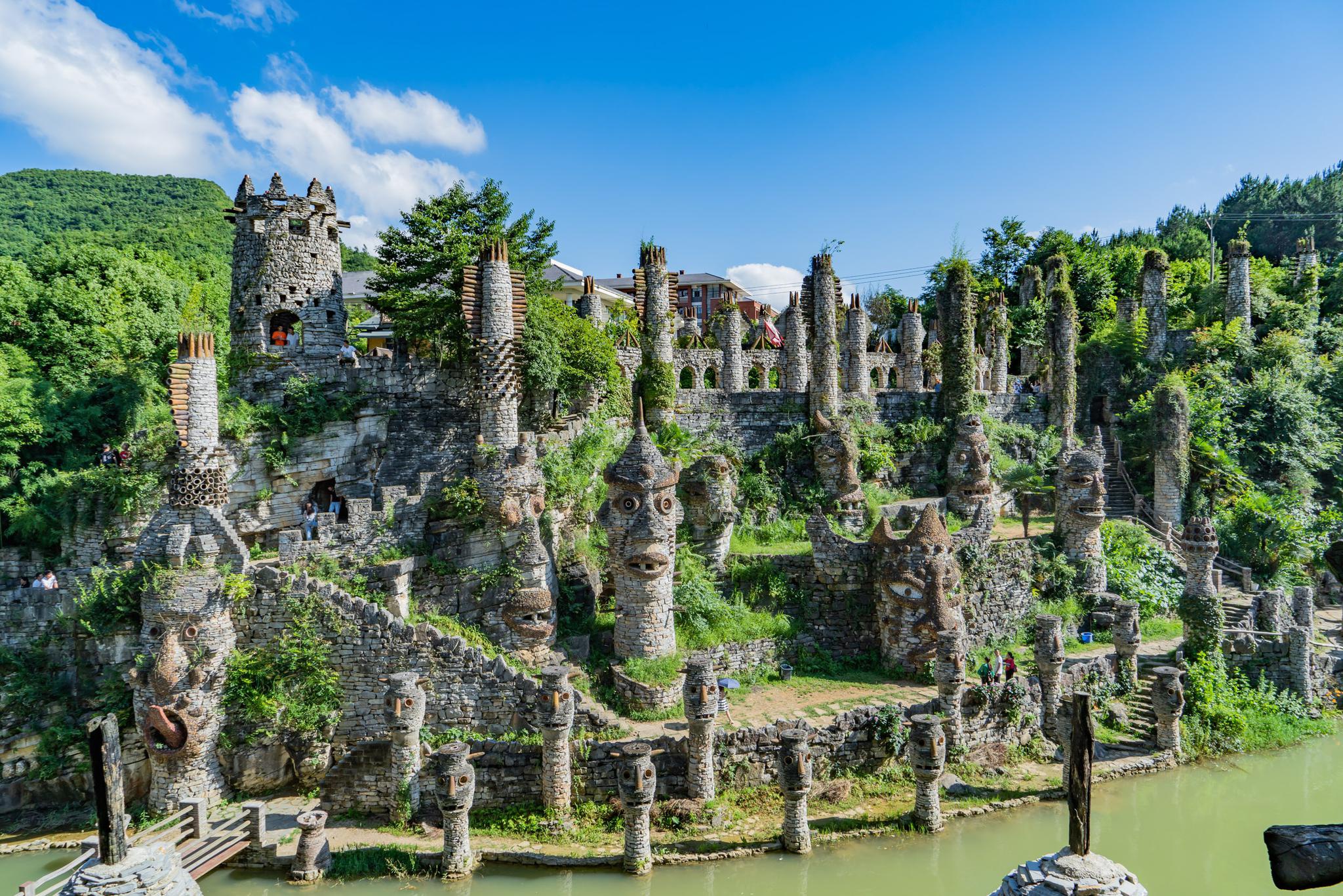 1 / 10 在贵阳花溪区的一个农村峡谷里,有一座300多亩的石头城堡,英国