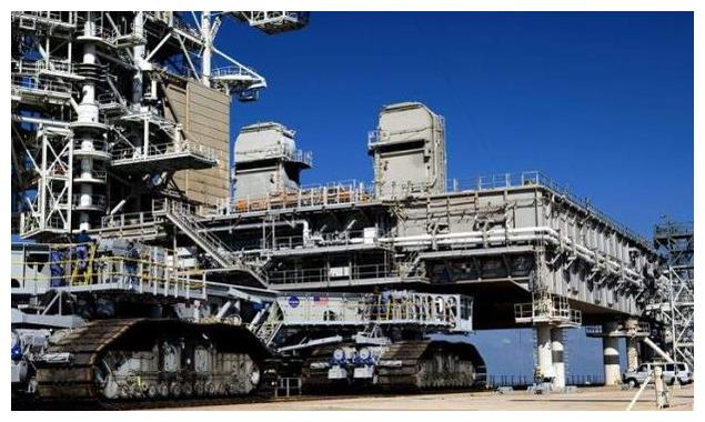 世界上最大的火箭运输车重量达2722吨需30人才能开