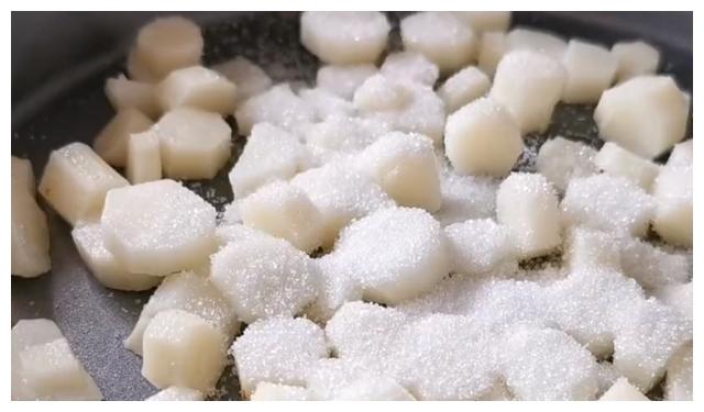 2,蒸好后加入一勺白糖压成南瓜泥,喜欢吃甜就多放一点1,准备好山药