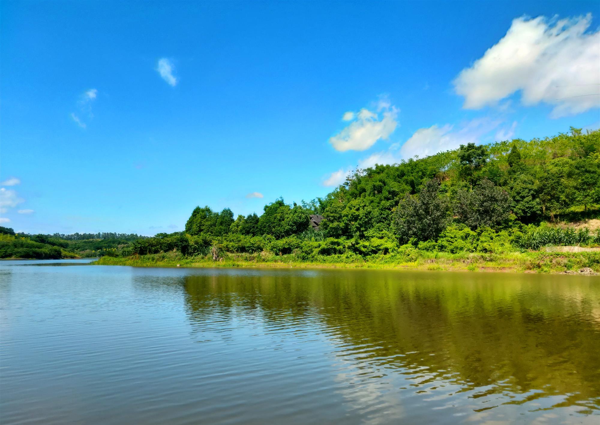 蓝天白云青山绿水蓝蓝的天空清清的湖水一片蔚蓝天一所小房子竹林深处