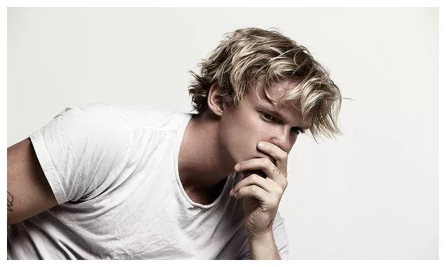 他是miley cyrus的新男友,拥有运动员般的身材