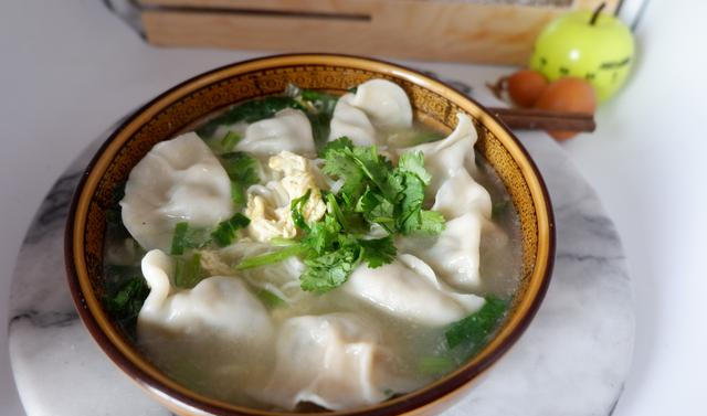 面条里面加上饺子吃,汤鲜味美,颜值高,好吃看得见