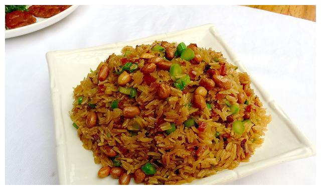 生炒糯米饭,糯米十分养人,此饭补中益气,健脾养胃