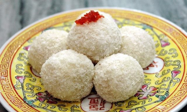 艾窝窝这道老北京风味小吃,雪白的糕点配上鲜红的山楂,十分讨喜