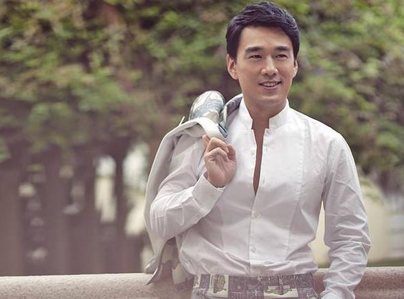 天生的富贵相!出道24年只演霸道总裁,自带老板