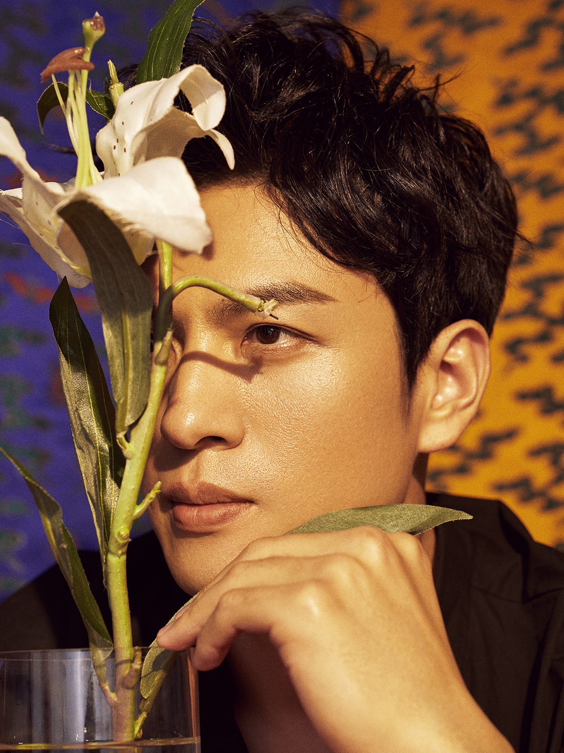 马敬涵夏日写真曝光 古铜色肌肤展型男气质