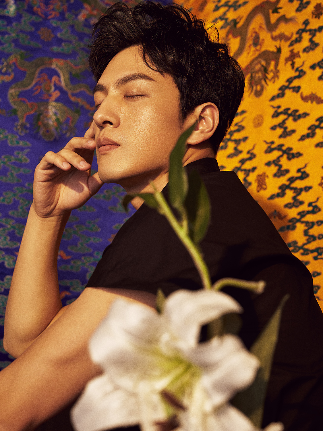 马敬涵夏日写真曝光 古铜色肌肤展型男气质