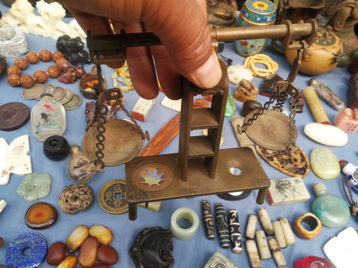 古玩市场上的老物件看中了一件稀罕物2百元大家看能入手吗