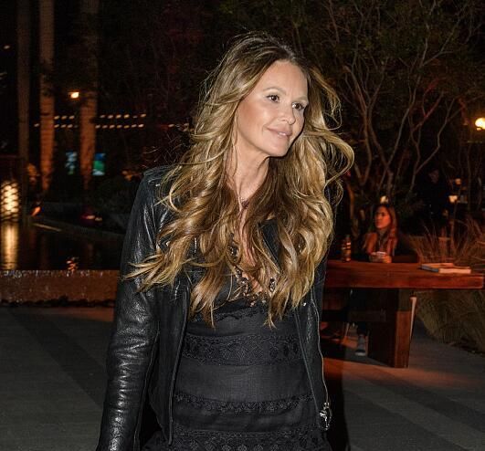 艾拉·麦克弗森蕾丝低胸装辣劲十足,金发飞扬超模风范不减当年