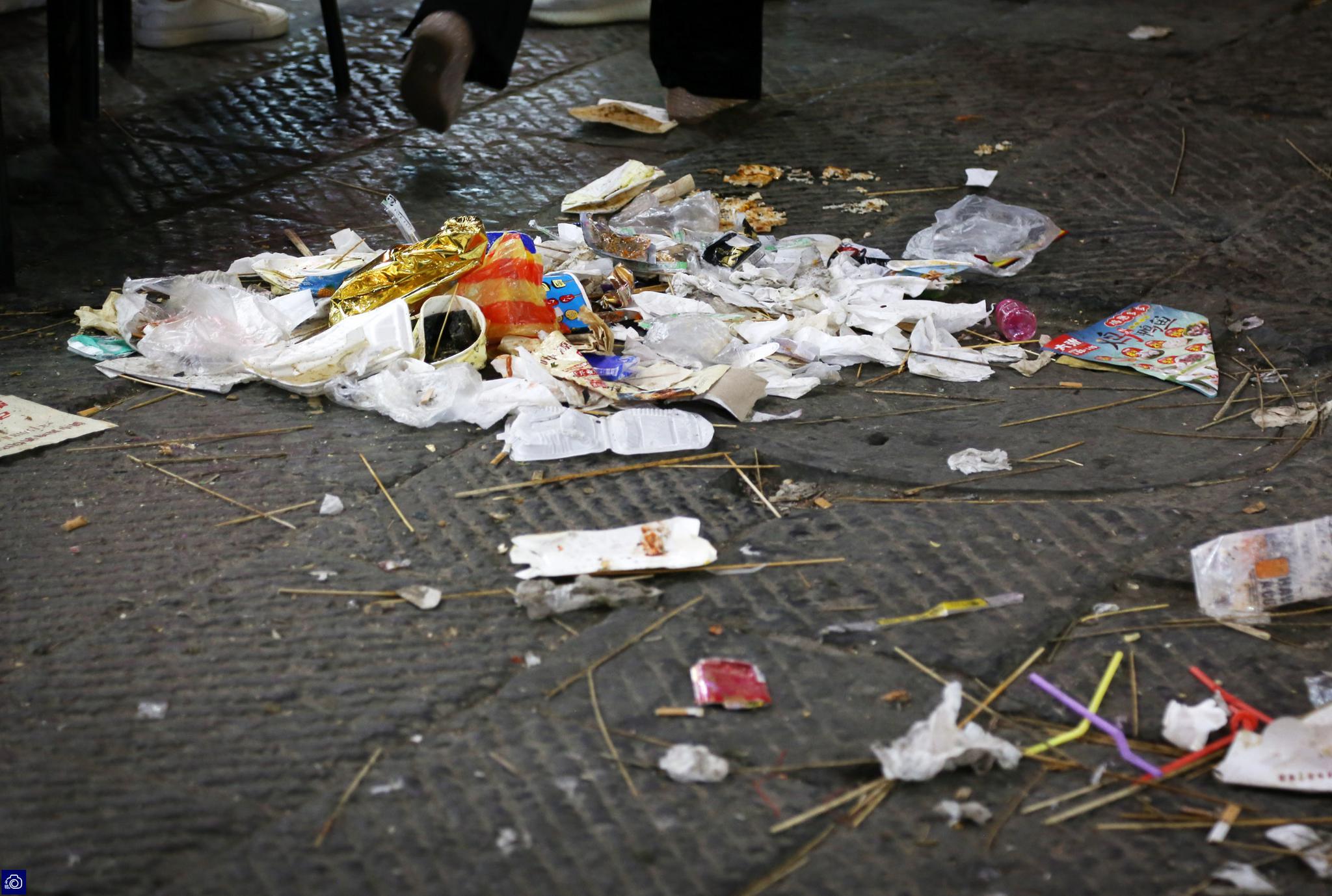 小吃街垃圾太多令清洁工崩溃,半小时装一车仍忙到凌晨1点