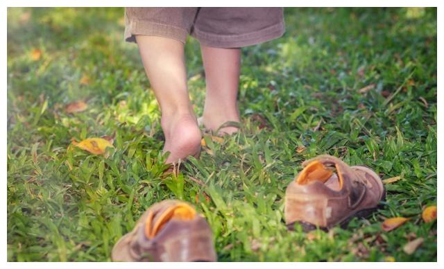 宝宝光脚走路好吗?答案可能与你想的不一样,家长不妨了解