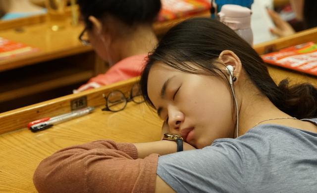 大学生上课睡觉,家长又甩锅老师,学校:就该痛批这2种学生!
