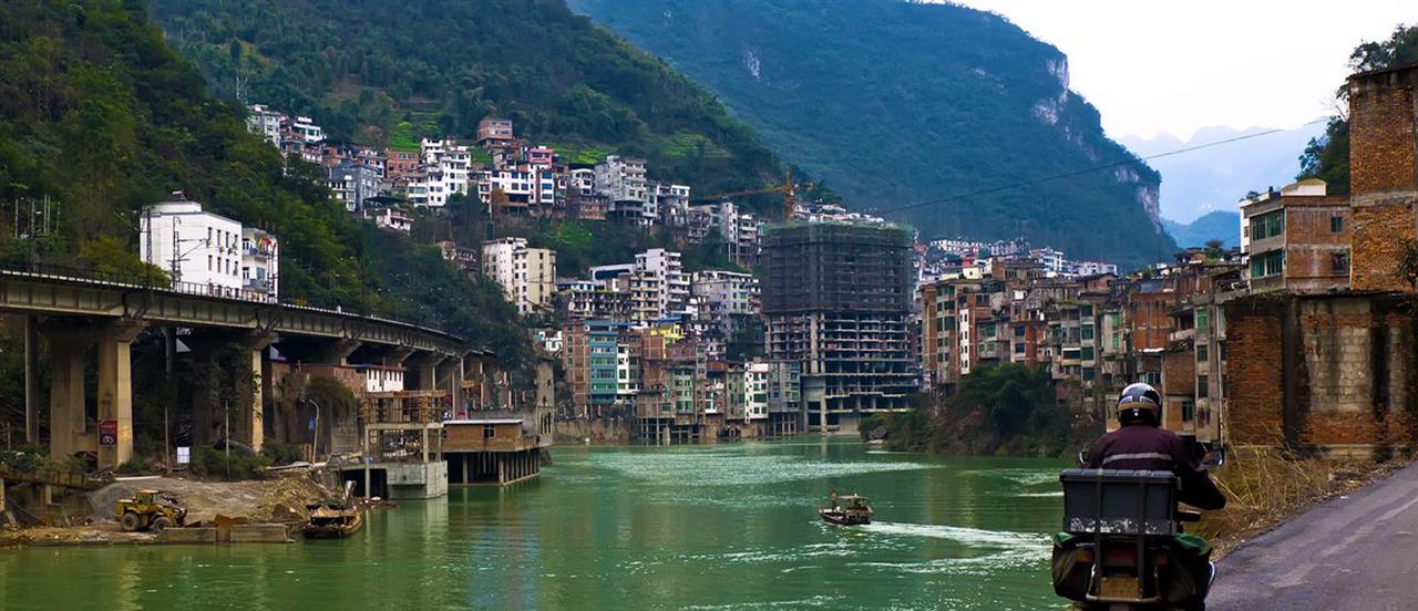云南最"危险"的县城,被夹在山涧之间,看起来十分压抑