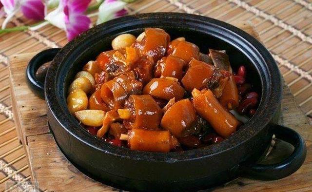 冬季一道热气腾腾的砂锅牛尾满满的胶原蛋白,吃得巴适,安逸得很