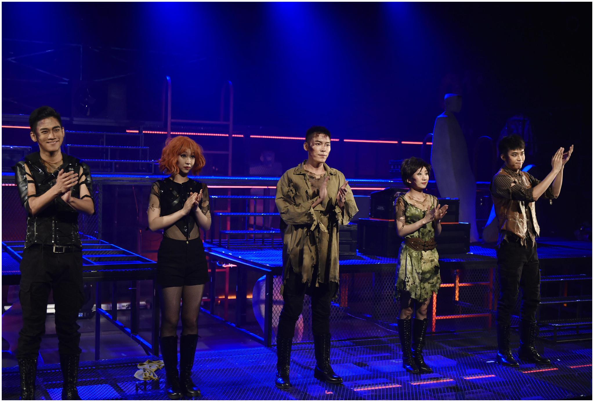 9月19日,演员在科幻舞台剧《我想我疯了》中表演.