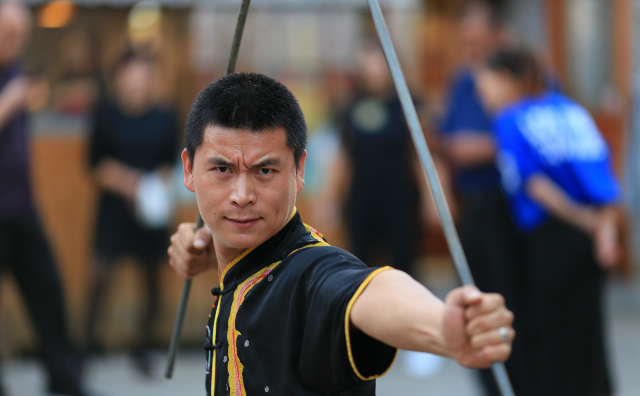 小伙苦练十年硬气功钢枪刺喉毫发无伤曾边卖红薯边表演