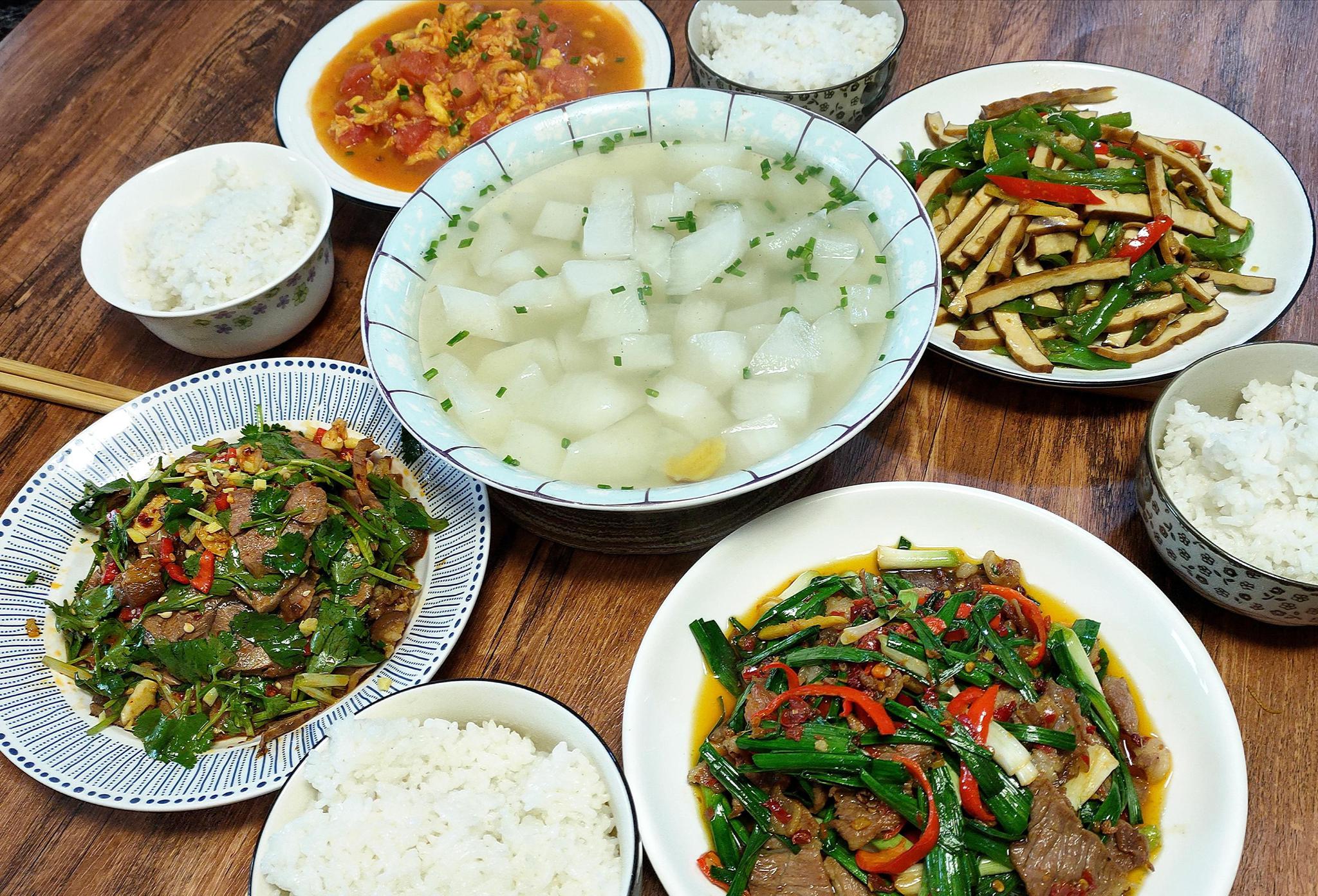 天冷吃饭不将就,晚餐四菜一汤,荤素搭配,实惠又好吃