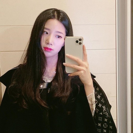 韩国女团berry good成员赵贤sns发招秀美腿