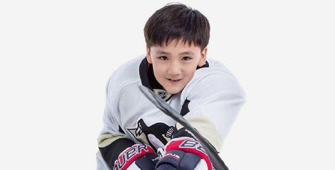 大冰小将中有两个王浩宇,一个是小将98号8岁童星王浩宇,饰演"大头儿子