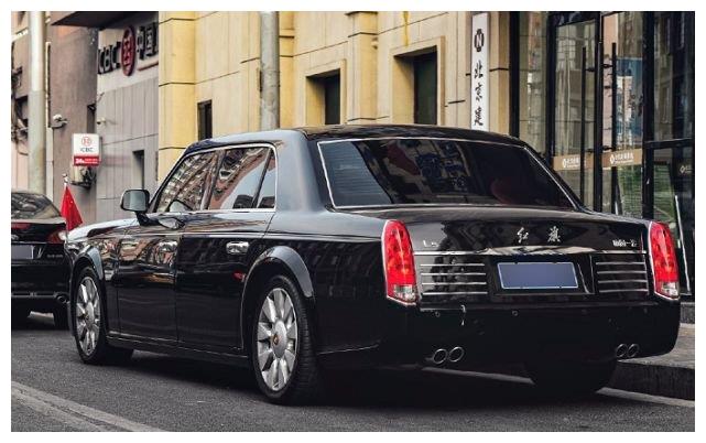 北京一红旗l5车头挂红旗就算了车里还放了国徽车主不一般