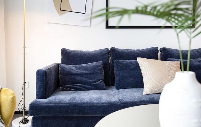 89平北欧精致轻奢空间，湖蓝色丝绒沙发搭配松子吊灯，文艺雅致
