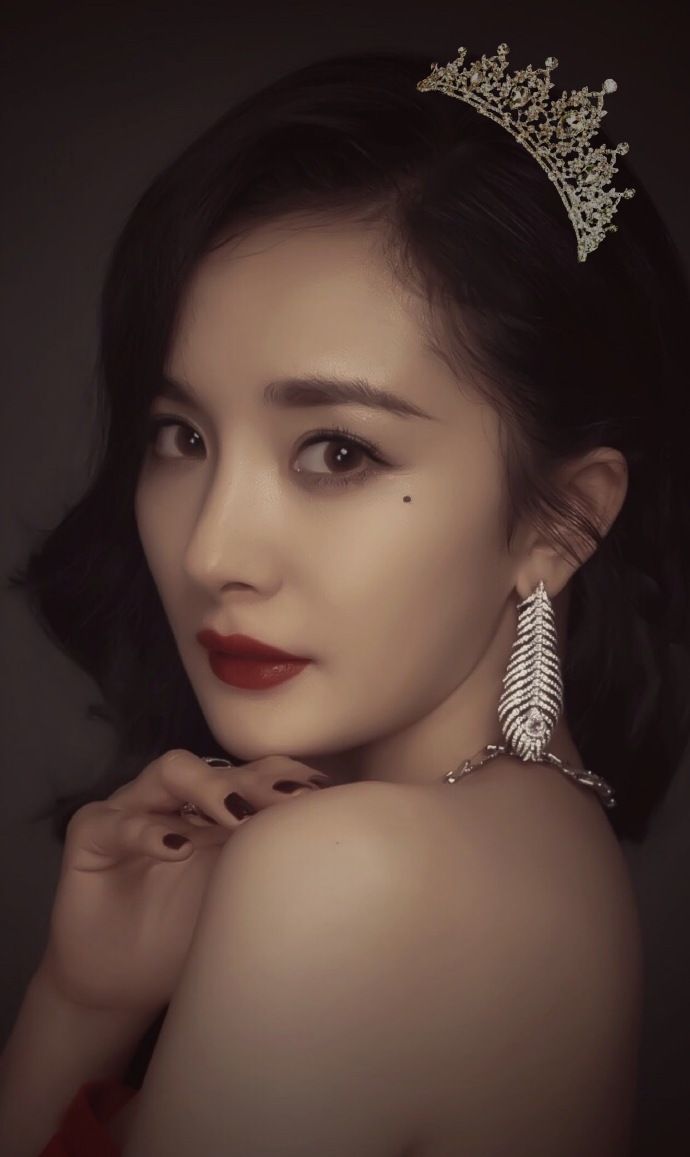 杨幂近颜特写,无畏镜头的漂亮脸蛋,忍不住想亲亲亲