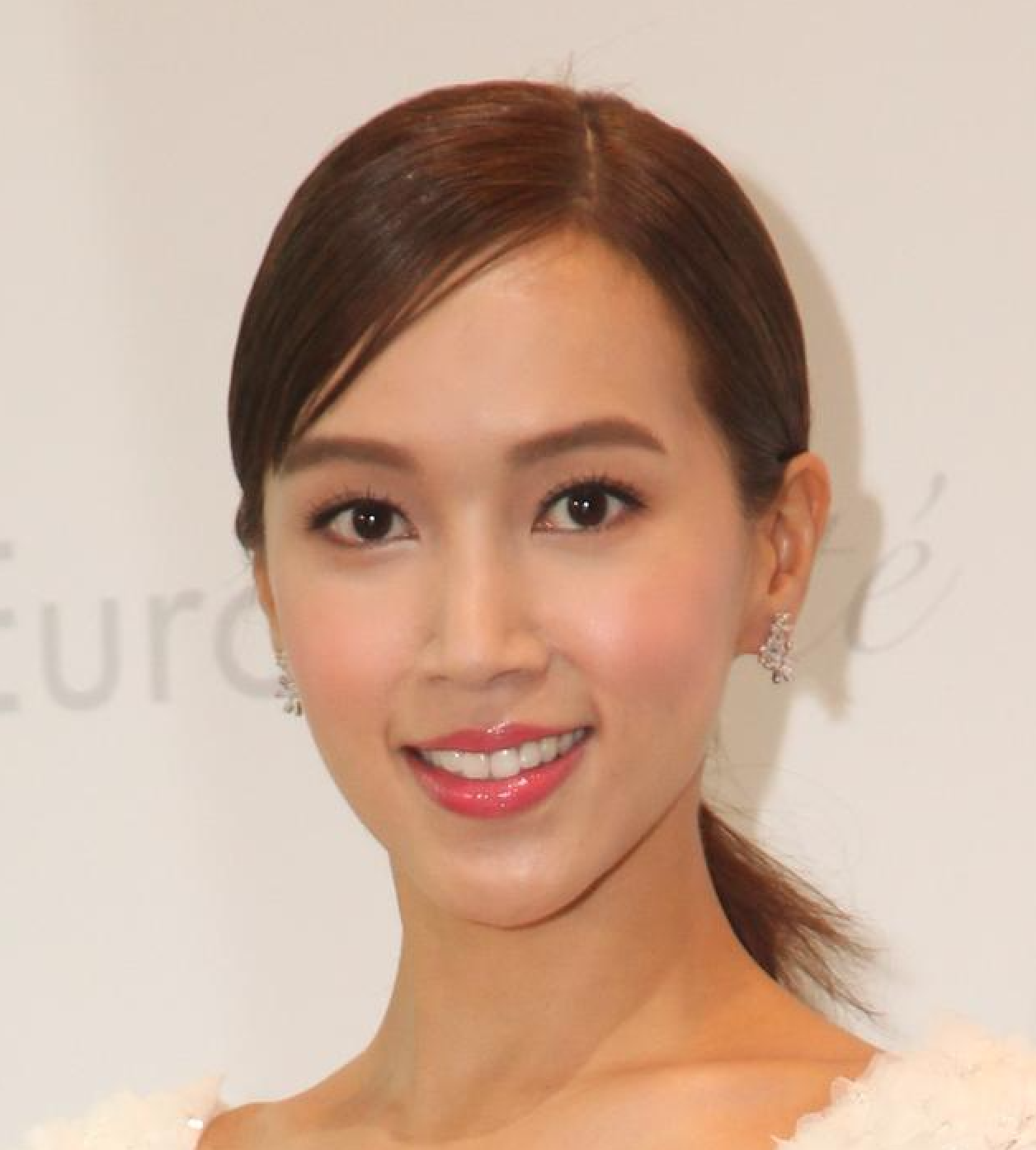 tvb小花傅嘉莉是非不断越描越黑,重提亲吻肥叔叔解释牵强难服众