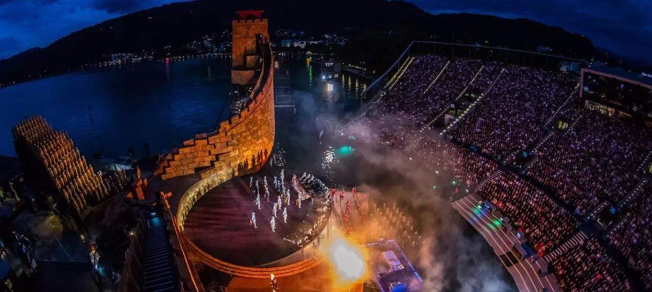 还是必须像火人节,布雷根茨艺术节这样的盛会才算大型活动?