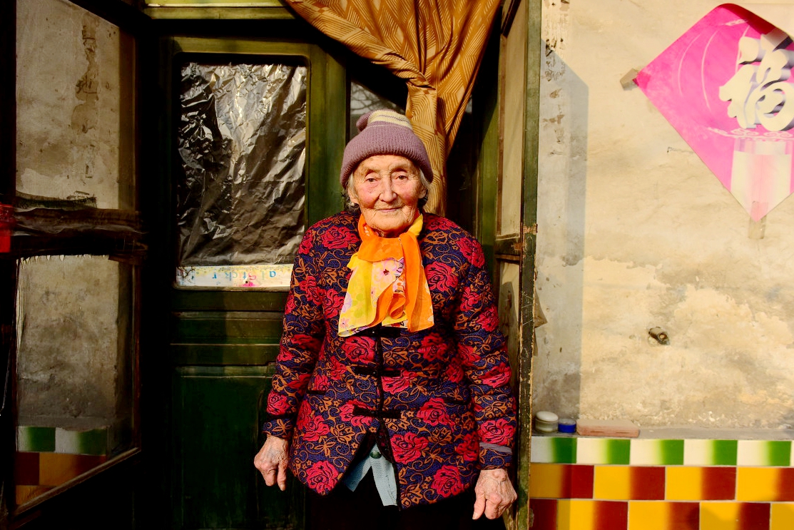 9旬俄罗斯老人17岁嫁中国大兵15年护理瘫痪丈夫不放弃