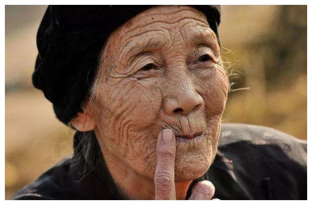 110岁老太婆做网红,直播,带货,月销50万,比网红脸美太多了