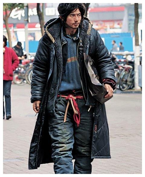 第一代网红"犀利哥",虽乞丐外表却帅气逼人,如今怎么样了?