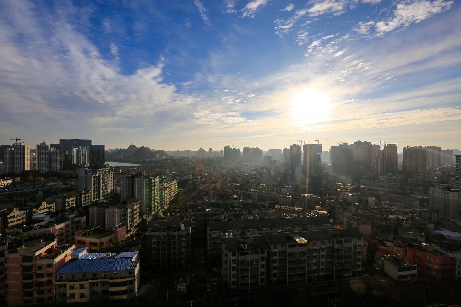 早上朝霞晚上晚霞摄影师同一地点记录大地美好的一天真漂亮