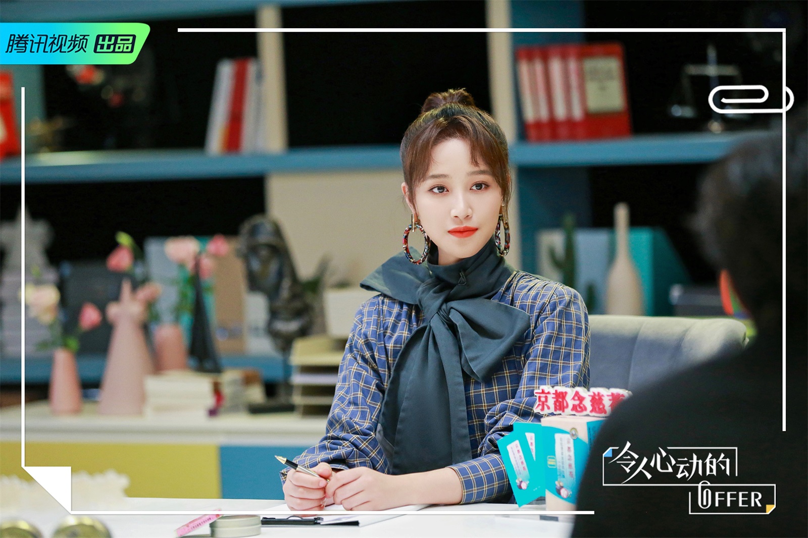 蓝盈莹令人心动的offer频频落泪大蝴蝶结衬衫点亮冬日温暖