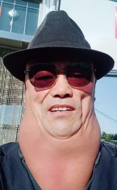 大爷朋友圈晒自拍照,网友看后却炸了锅,得知真相后,大伙心疼