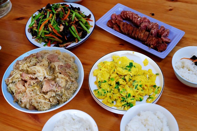 猪肉酸菜粉丝,蒸腊肠,还有个番茄鸡蛋汤,主食是白米饭,都是简单的家常