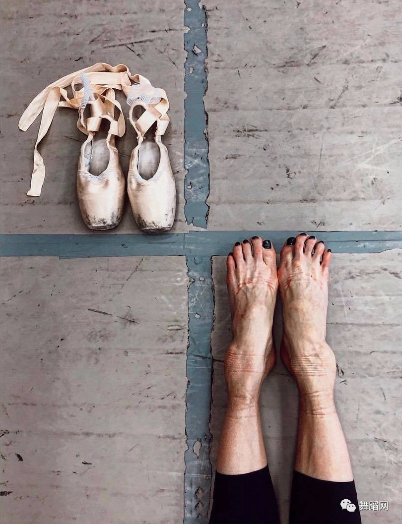 当美丽的舞者露出脚踝胆小勿入