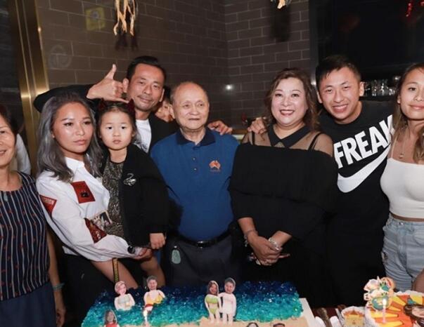 一家人的关系依然很好,近日周焯华为姐姐庆祝生日时,一家人也是温馨