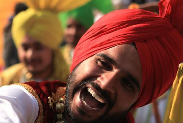 印度那么热为什么印度三哥还要用头巾把脑袋包得严严实实