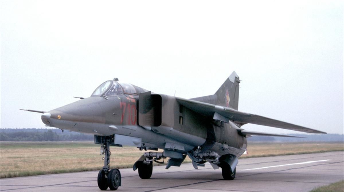 4/ 10米格-23用于取代米格-17和一些米格-21早期型号,1977年首飞,1978