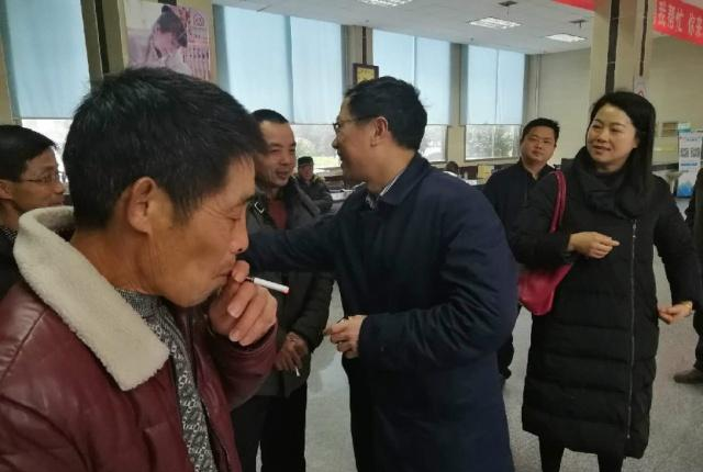 清明返乡“怪象”：自己明明不抽烟，却揣着一包好烟，见人就递烟|返乡|祭祖|清明节_新浪新闻