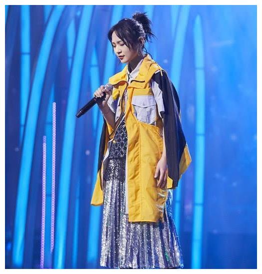 银色裙装混搭运动风外套显活力,周笔畅脚踩恨天高驴蹄鞋引关注