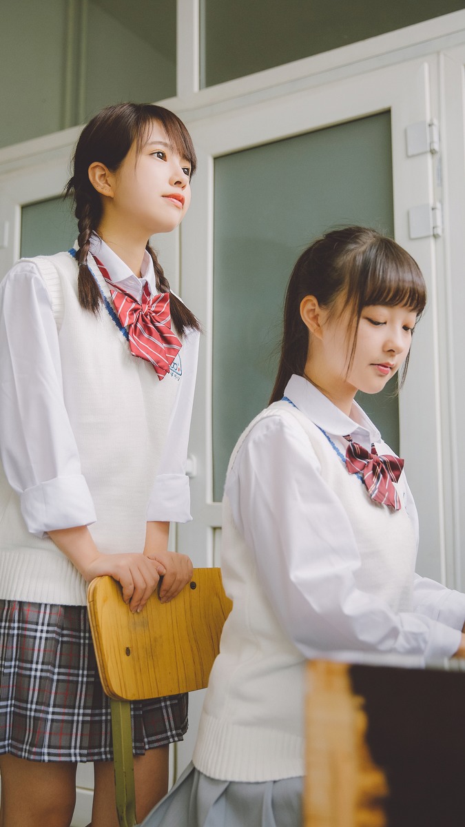 马尾辫清纯姐妹花学生装迷你裙秀美腿