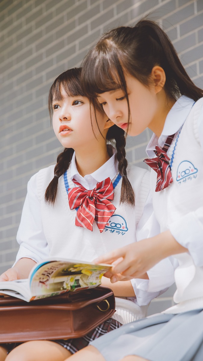 马尾辫清纯姐妹花学生装迷你裙秀美腿