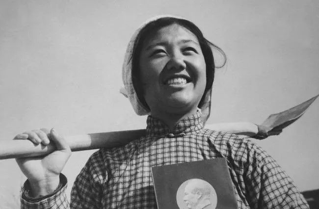妇女能顶半边天时代的女人们，被泯灭了性别，是平等还是不幸？|女性|工地|劳动|高潮|铁锤_新浪新闻