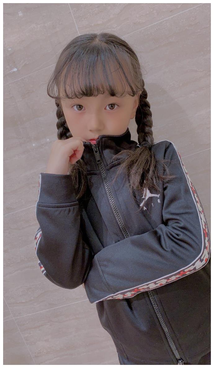 如今,两年过去了,小山竹已经8岁,长大了很多,形象和气质变化也非常大