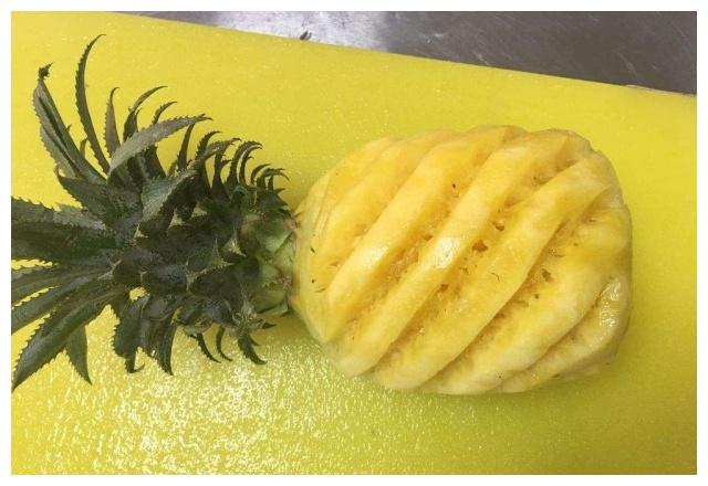 吃菠萝不要只是削皮了让外国小哥教你新吃法这操作666